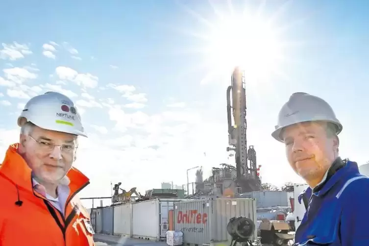 Jan Weinreich, Generalbevollmächtigter von Neptune Energy (links), und sein Mitarbeiter Tobias Käutner vor „Römerberg 8“.