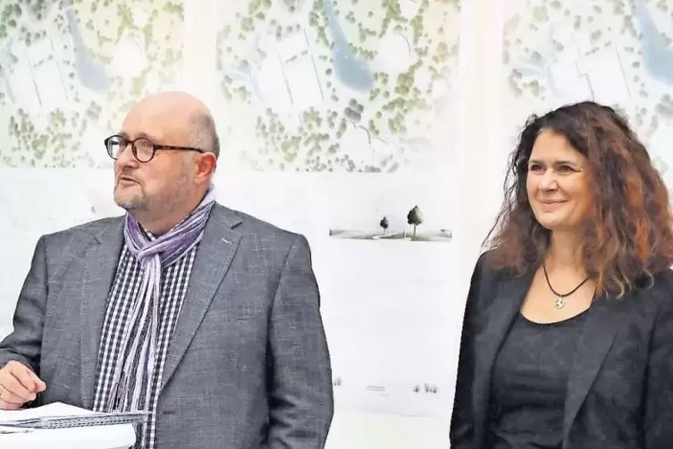 Preisrichterin und Jurysprecherin Annett Rudolph-Cleff und Parkchef Joachim Költzsch bei der Vorstellung der Planungen.