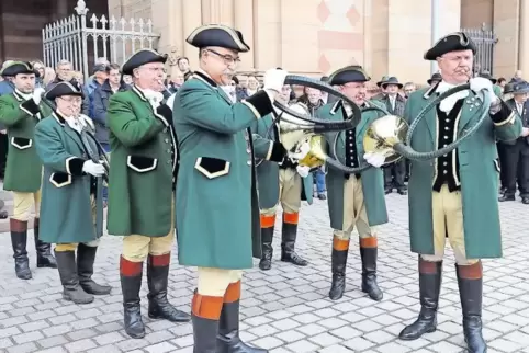 Für viele die schönste Hubertusmesse in Deutschland: Jagdhornbläserkreis Hubertus Heidelberg beim Auftritt vor der dem Dom.