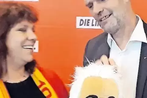 Mit Plüsch-Marx: Katrin Werner und Jochen Bülow.