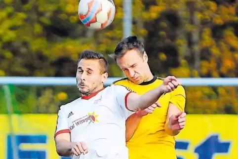Der bärenstarke Petersberger Spielertrainer Patrick Hildebrandt (rechts) verlor in der Defensive so gut wie keinen Zweikampf. Hi