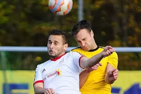 Der bärenstarke Petersberger Spielertrainer Patrick Hildebrandt (rechts) verlor in der Defensive so gut wie keinen Zweikampf. Hi