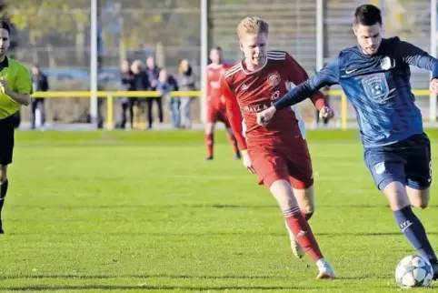 Laufduell: Alexander Hayes vom SV Büchelberg (rechts) und Kevin Apfel vom FSV Offenbach.