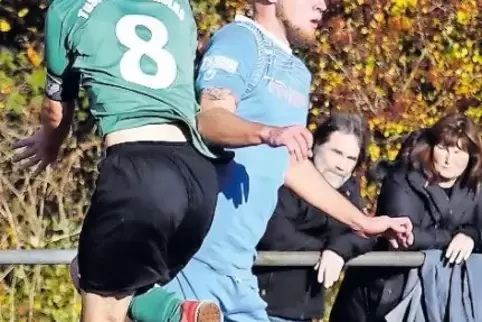 Kopfballduell: Marcel Haag vom TuS DJK Pirmasens und Christian Becker vom TuS Winzeln II.