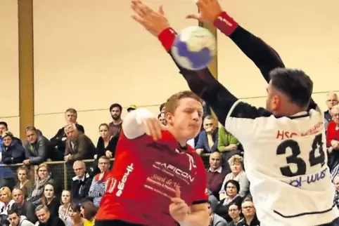 Lukas Klein war der überragende Offenbacher Schütze. Hier kommt er an Adnan Kulovic vorbei.