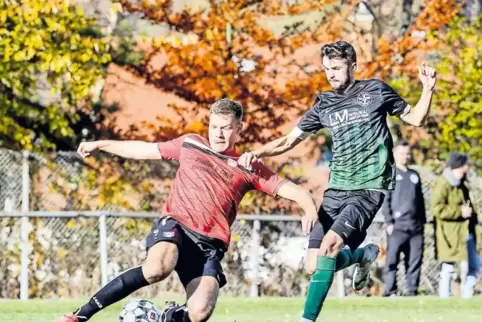 Geht in die Knie: Tim Fuder (links) vom SV Wiesenthalerhof. Rechts Lukas Schreeb vom FC Phönix Otterbach II.