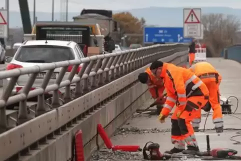 Auch der Geh- und Radweg über den Rhein wird saniert. Foto: van