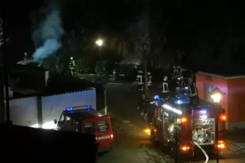 Die Feuerwehr beim nächtlichen Einsatz in Lauterecken. Foto: Meyer/frei 