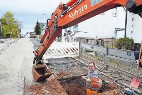 Der Bagger ist schon da: In der Gersbacher Christian-Müller-Straße werden derzeit die Hausanschlüsse erneuert. Der Ausbau der St
