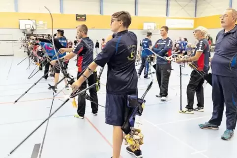 Einschießen für die erste Runde: Der erste Wettkampftag der Oberliga-Bogenrunde geht in der Sporthalle der Adam-Müller-Schule in
