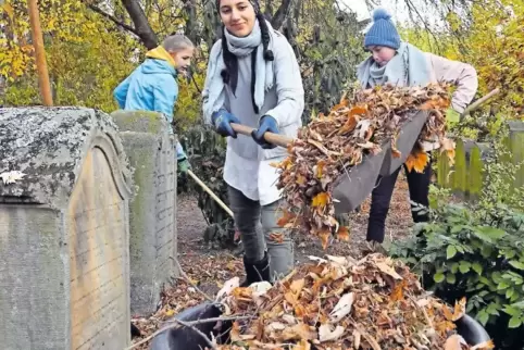 Leni Sturm, Basima Khan und Leni Koch beim Laubrechen.