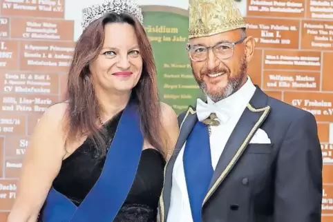 Silke van Vlothen-Egersdörfer und Ingo Bergold sind das neue Stadtprinzenpaar von Deidesheim, vorgestellt im Fasnachtsmuseum Spe