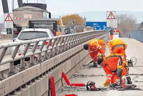 Auch der Geh- und Radweg über den Rhein wird saniert.