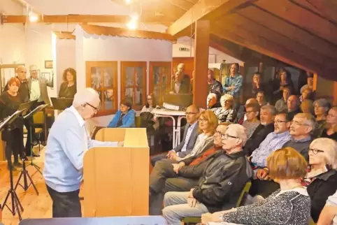 Proppenvoll war das Jüdische Museum bei der Gedenkfeier am Sonntagnachmittag. Josef Wintringer (am Pult) beschrieb die Geschicht