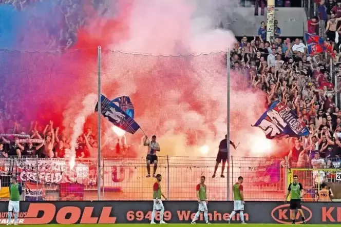 Krawalle am 27. Mai: Die Partie des SV Waldhof gegen Uerdingen war eine schlechte Werbung für den Fußball und die Stadt Mannheim Krawalle am 27. Mai: Die Partie des SV Waldhof gegen Uerdingen war eine schlechte Werbung für den Fußball und die Stadt Mannheim