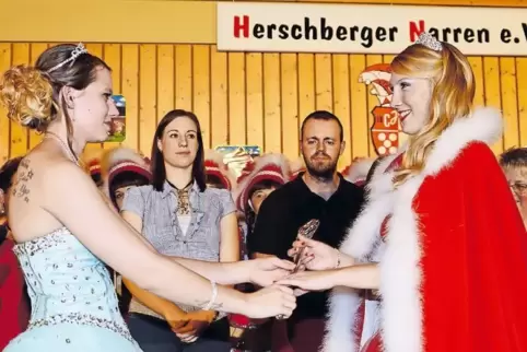 Mantel und Zepter wechseln die Besitzerin: Celine I. übergibt die Insignien der närrischen Macht an ihre Nachfolgerin Alina I. (