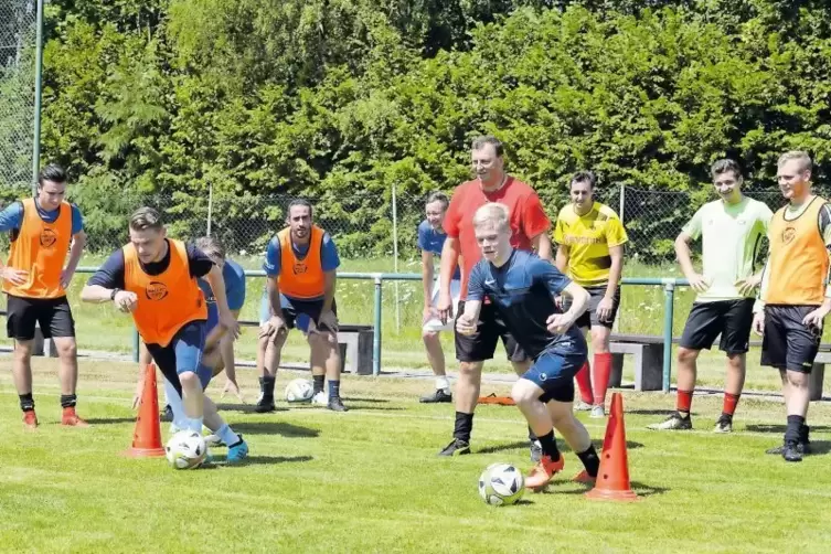 Training beim FV Heiligenstein: Einen Kunstrasenplatz für die drei Römerberger Fußballvereine wird es wohl auch in Zukunft nicht