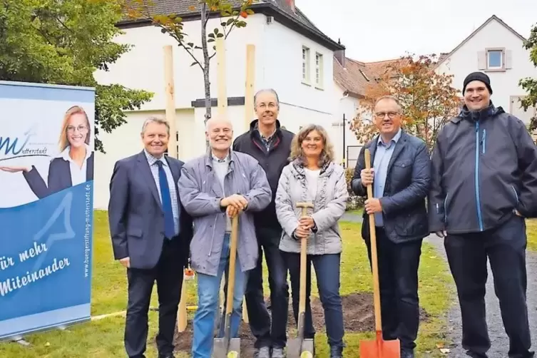 In Mutterstadt gibt es seit Kurzem einen Wunschbaum mit Briefkasten &ndash; so k&ouml;nnen sich B&uuml;rger an die B&uuml;rgerstiftung wenden.