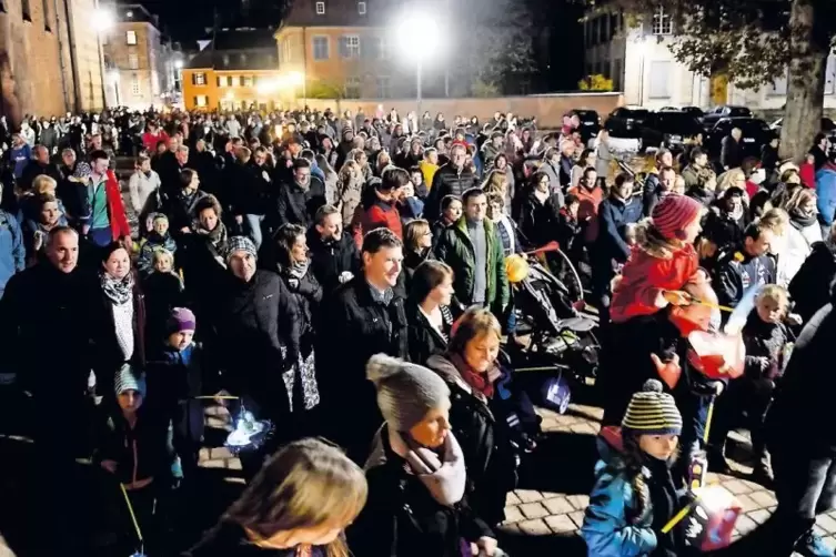 Auf zum Heidet&uuml;rmchen: Rund 3500 Teilnehmer z&auml;hlten die Veranstalter des Martinsumzugs.