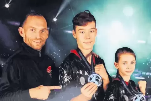 Freuen sich über ihre Medaillen: Trainer Kim Herzog (links), Sebastian Sanchez und Zoé Herzog.