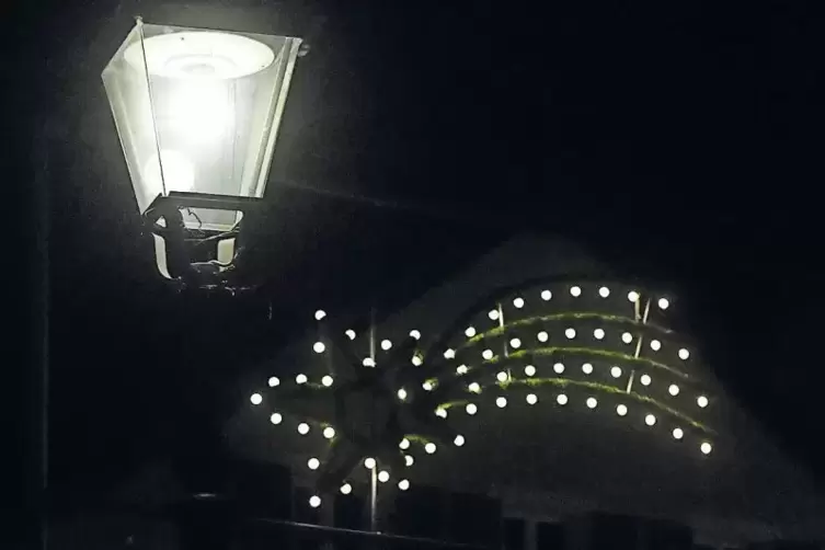 Neben der Bühne am Römerplatz leuchtet bereits ein Stern.