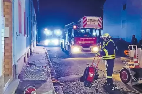 Die Feuerwehr lüftete die Wohnung „In den Kappesgärten“ mit großen Gebläsen.