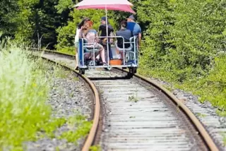 Auch Sonnenschirme halfen nicht. Die heißen Monate Juli und August haben auf der Kuseler Draisinenstrecke ein besseres Ergebnis 