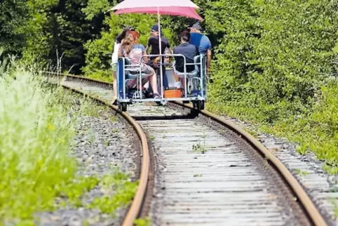 Auch Sonnenschirme halfen nicht. Die heißen Monate Juli und August haben auf der Kuseler Draisinenstrecke ein besseres Ergebnis 