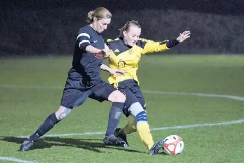 Jennifer Uhrig (links) kämpft mit Marie Ansorg vom SV Obersülzen um den Ball. Knittelsheim ist weiter ungeschlagen.