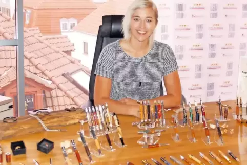 Begeistert sich für altes Handwerk: Angela Banf hat sich vor einigen Jahren das Drechseln beigebracht. Die Marketing- und Kommun