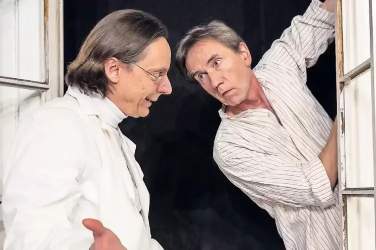Ben Hergl als Sam Kiefer (re.) und Thomas Kölsch als Arzt in „Kennen Sie die Milchstraße?“.