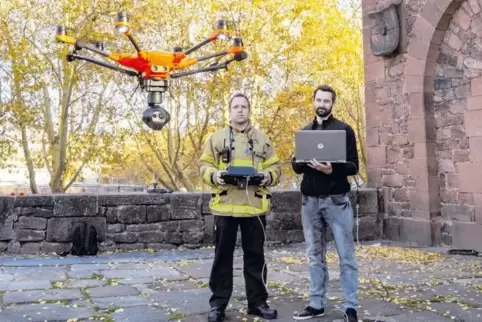 Die Drohne soll der Feuerwehr im Einsatz helfen. Damit lässt sich der Unglücksort überblicken und die Bilder können in die Leits
