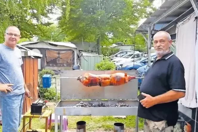 Die Camper lassen es sich schmecken: Markus Schwehla und Wolfgang Schmidt grillen ein Spanferkel im Campinggebiet »Auf der Au«. Die Camper lassen es sich schmecken: Markus Schwehla und Wolfgang Schmidt grillen ein Spanferkel im Campinggebiet »Auf der Au«.