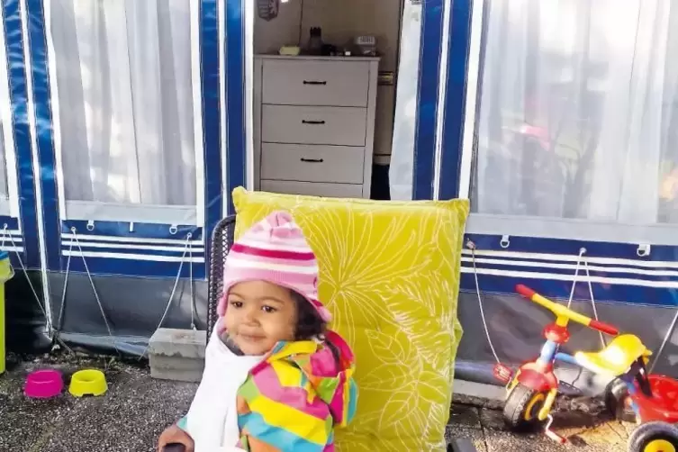 Alondra, die Tochter von Camperin Yvonne Thomas, an ihrem zweiten Geburtstag &bdquo;Auf der Au&ldquo;.