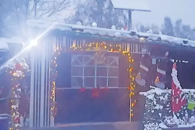 Sabine Keitel-Beck dekoriert ihren Wohnwagen und das Vorzelt gerne. An Weihnachten wird alles passend geschm&uuml;ckt.