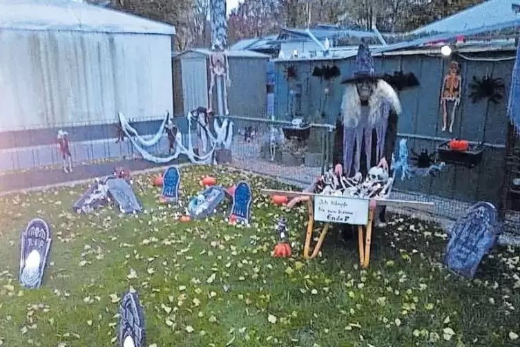 Gruselig wird&rsquo;s auch mal &bdquo;Auf der Au&ldquo;: Dekorations-Fan Sabine Keitel-Beck schm&uuml;ckt ihren Bereich auf dem Campingplatz zu Hallowe