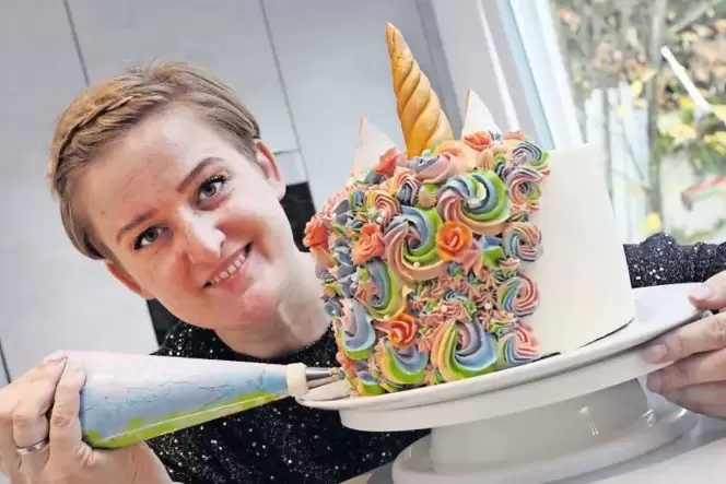 Tatjana Spielvogel hat Buttercreme mit Lebensmittelfarbe eingefärbt und kreiert damit wallendes Einhorn-Haar. Tatjana Spielvogel hat Buttercreme mit Lebensmittelfarbe eingefärbt und kreiert damit wallendes Einhorn-Haar.