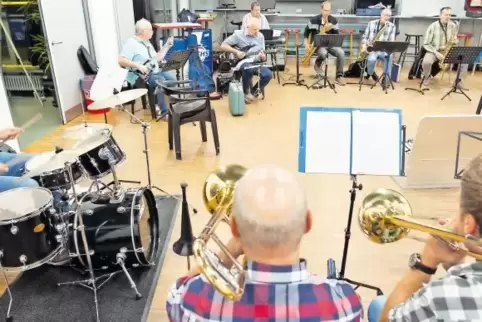 Die Musiker der Petermann’s Swing Partie proben im Jugendhaus in Kusel.