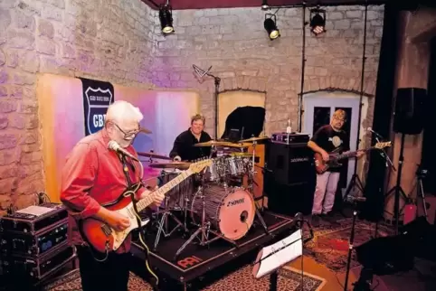 Fetzige Töne: Puppenspieler Alf Schwilden (am Schlagzeug) mit seinen Musikerkollegen in seinem Theater in Rehweiler.