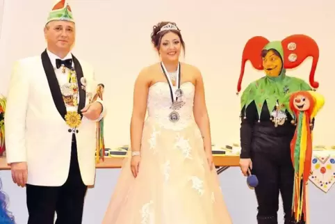 KVW-Präsident Herbert Sutter, Prinzessin Samira I. und KVW-Maskottchen Goftel bei der die Inthronisierung der neuen Tollität in 