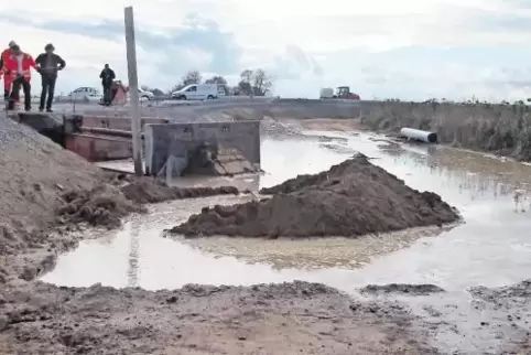 Eine neue Wasserstraße bei Bellheim? Nein, nur eine kurzfristig entstandene Flusslandschaft auf der Trasse der in Bau befindlich
