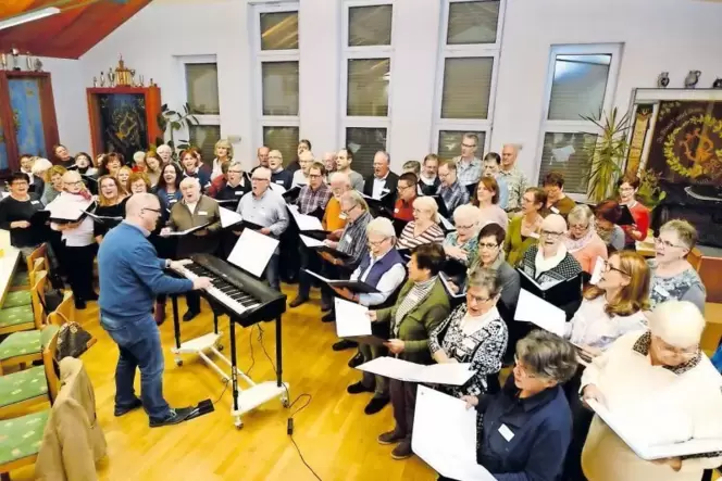 Erfolgsgeschichte: der Deutsch-Rock-Chor der Liedertafel bei einem Kennenlern-Abend 2017. Am Piano steht Dirigent Rainer Diehl.