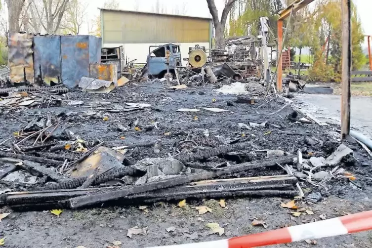 R&uuml;ckblick: Das Feuer vernichtete das Giulini-Klubhaus, einen Laster samt Seilwinde, Headsets, Funkger&auml;te, Fallschirme und wichti