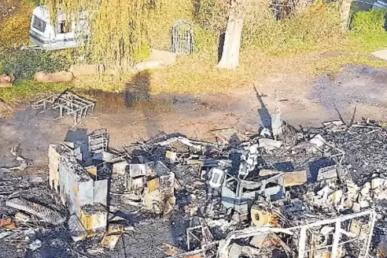 Blick auf den Brandort von der Feuerwehr-Drehleiter.
