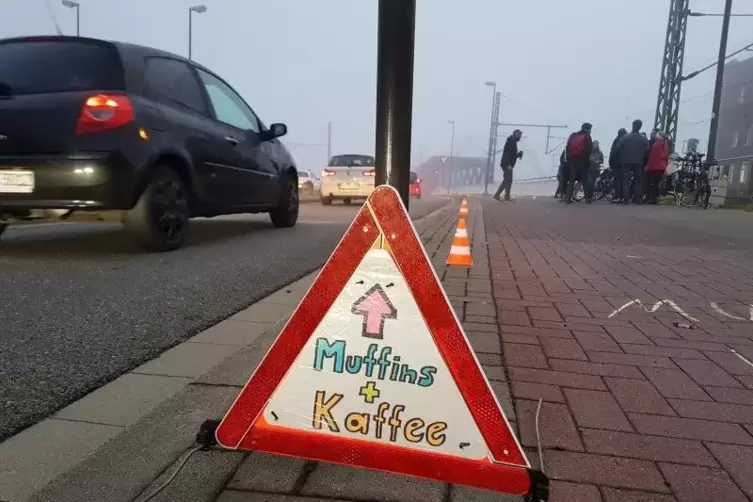 Hier geht’s zu Kaffee und Muffins: Schild an der Auffahrt zur Konrad-Adenauer-Brücke, wo Radler ein Frühstück erhalten. Foto: ie