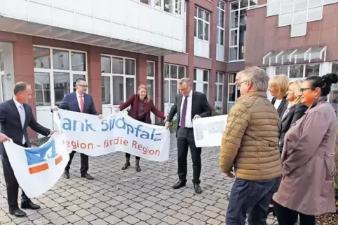 Mieter und Vermieter des VR-Bank-Gebäudes freuen sich über die Stärkung des Standortes Rülzheim.