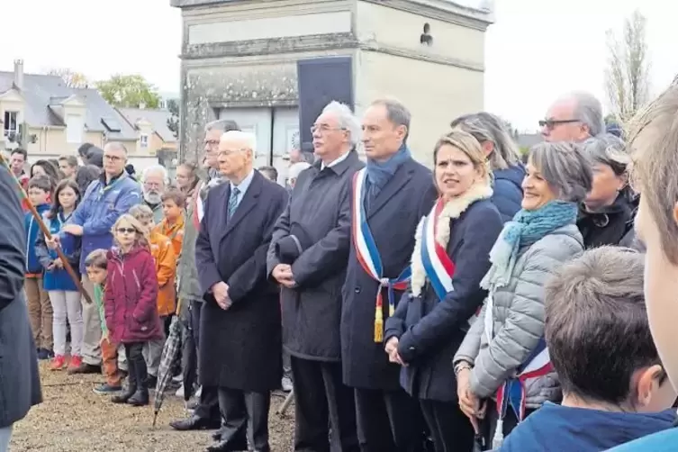 Vorsitzender Klaus Jung mit Bürgermeister Jean-Roger Davin (Bildmitte) in Croissy-sur-Seine bei den Gedenkfeiern zum 100. Jahres