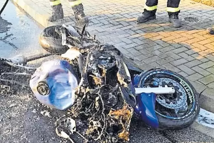 Das Motorrad fing durch den Aufprall Feuer und brannte aus.