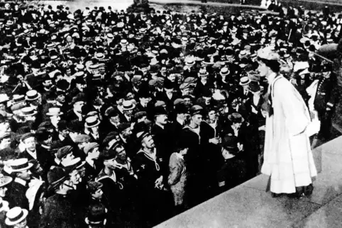„Hilfe, Suffragetten“: Die britische Frauenrechtlerin Emmeline Pankhurst ? hier 1903 bei einer Rede auf dem Londoner Trafalgarpl