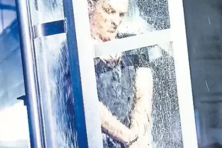 Bei einem Stunt befreit sich Waite aus einem Wassertank.